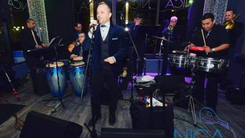 live singer in restaurant