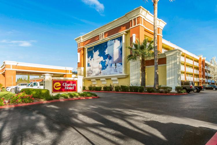 Cars parked outside of Clarion Hotel