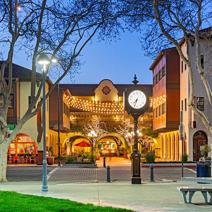 todos santos plaza at night