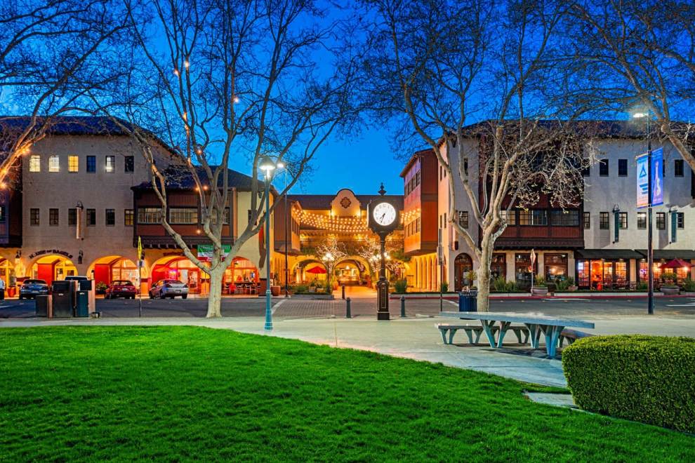 todos santos plaza at night