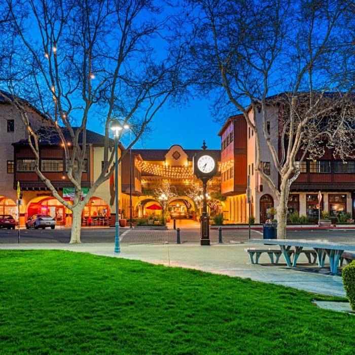 todos santos plaza at night